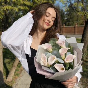 7 нежных калл с эвкалиптом